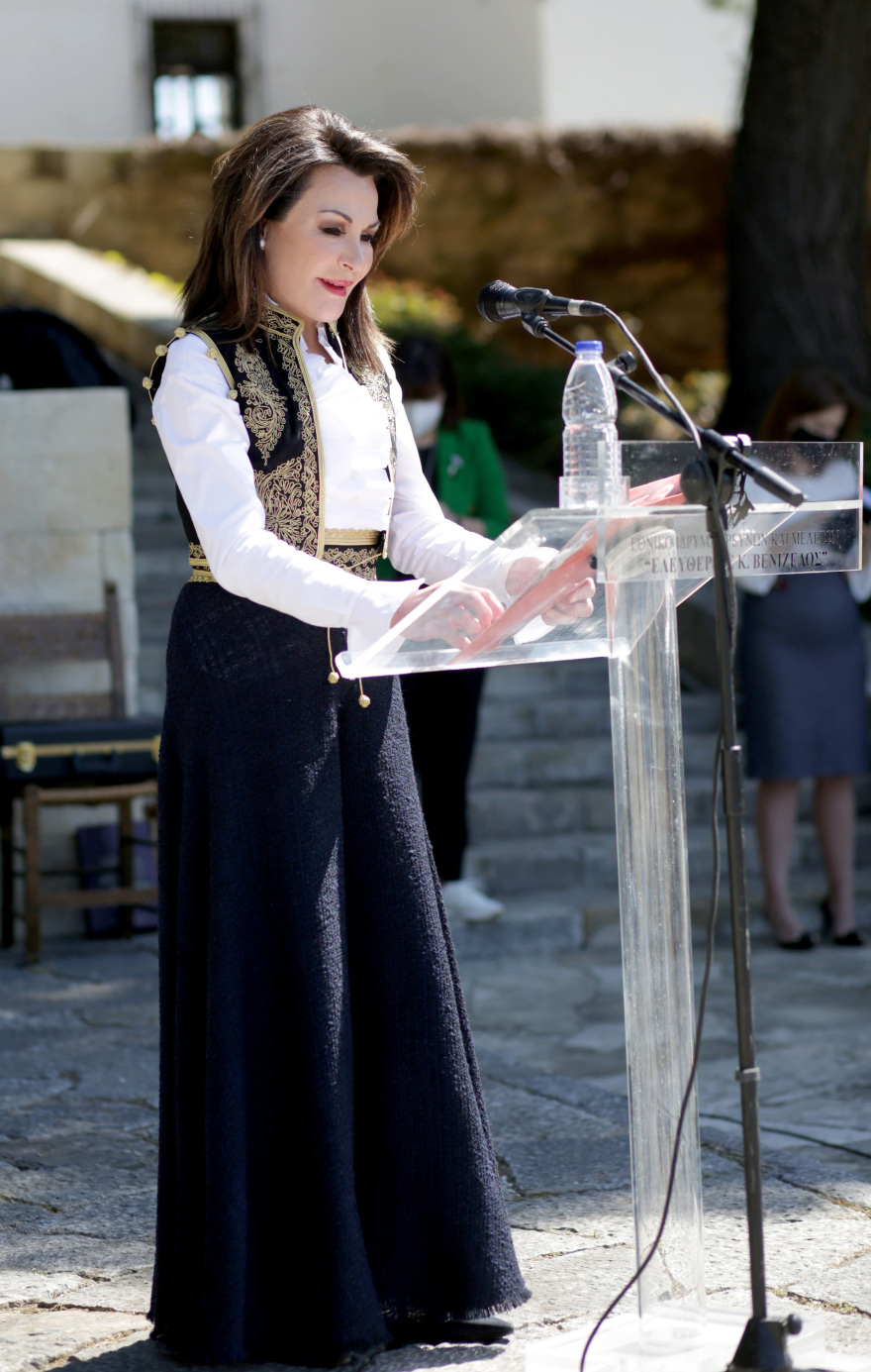 Γιάννα Αγγελοπούλου: Εντυπωσιακή εμφάνιση στα Χανιά - Με χειροποίητη κρητική φορεσιά στους τάφους των Βενιζέλων