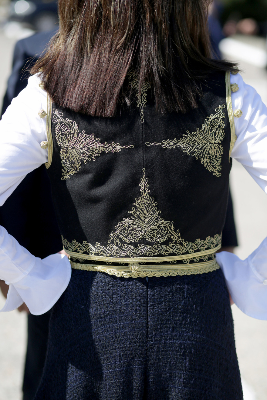 Γιάννα Αγγελοπούλου: Εντυπωσιακή εμφάνιση στα Χανιά - Με χειροποίητη κρητική φορεσιά στους τάφους των Βενιζέλων