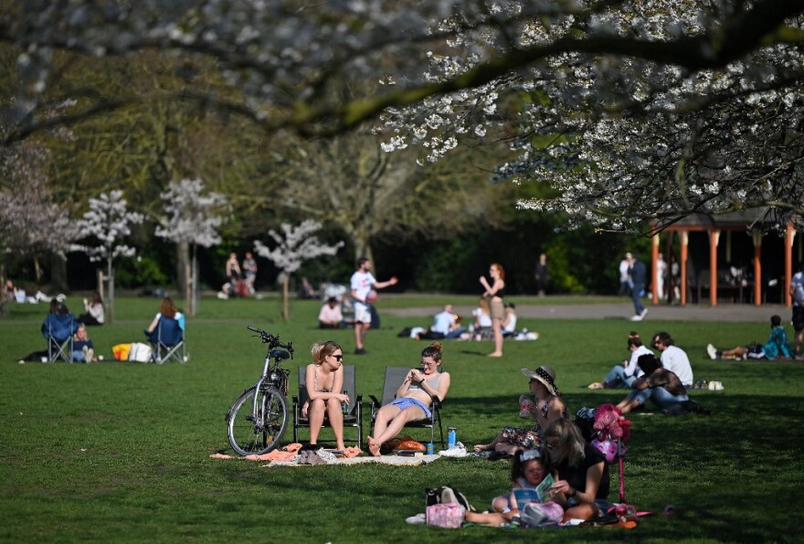 Κορωνοϊός - Βρετανία: Φόβοι για τέταρτο lockdown - Αγνοούν τα μέτρα οι πολίτες - Χωρίς μάσκα σε πάρκα και πλατείες