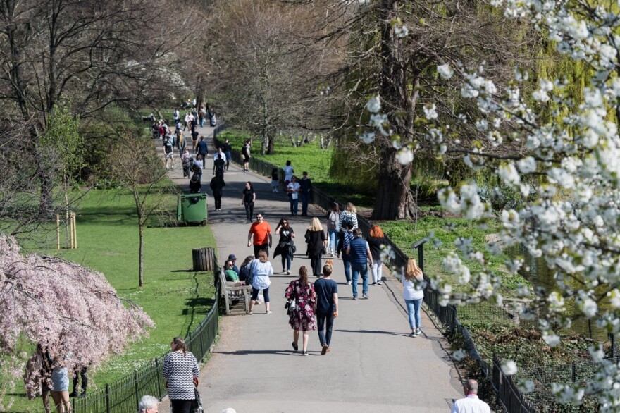 Κορωνοϊός - Βρετανία: Φόβοι για τέταρτο lockdown - Αγνοούν τα μέτρα οι πολίτες - Χωρίς μάσκα σε πάρκα και πλατείες