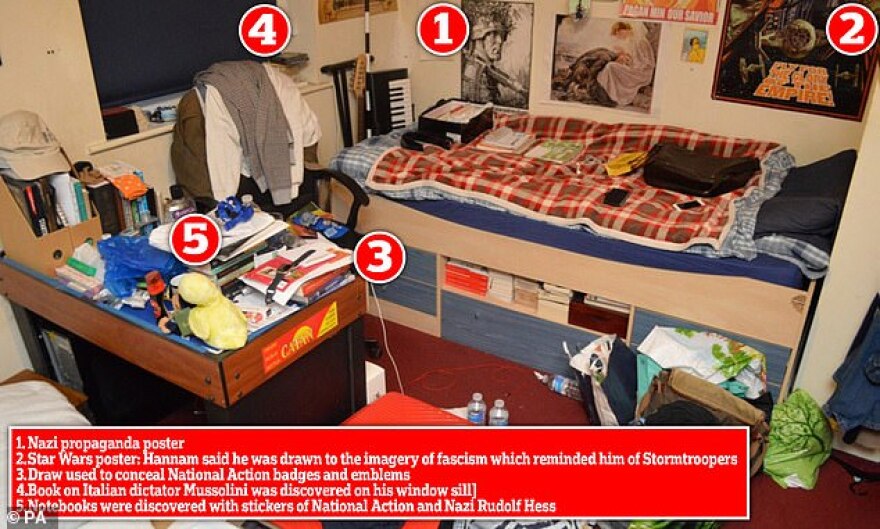 Βρετανία: Η κρυφή ζωή του αστυφύλακα που πόζαρε με ζωγραφιστό «μουστάκι Χίτλερ» και εκπαιδευόταν με νεοναζί