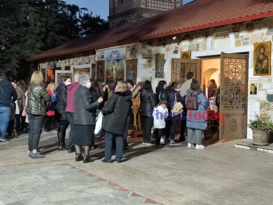 Θεσσαλονίκη: Εικόνες συνωστισμού έξω από εκκλησία λόγω... των Γ' Χαιρετισμών