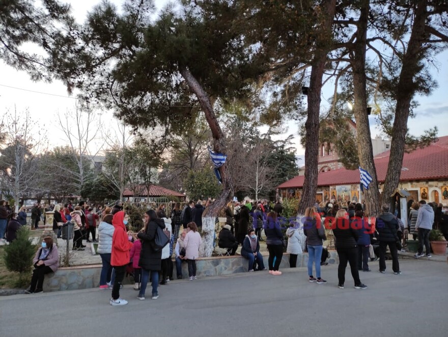 Θεσσαλονίκη: Εικόνες συνωστισμού έξω από εκκλησία λόγω... των Γ' Χαιρετισμών