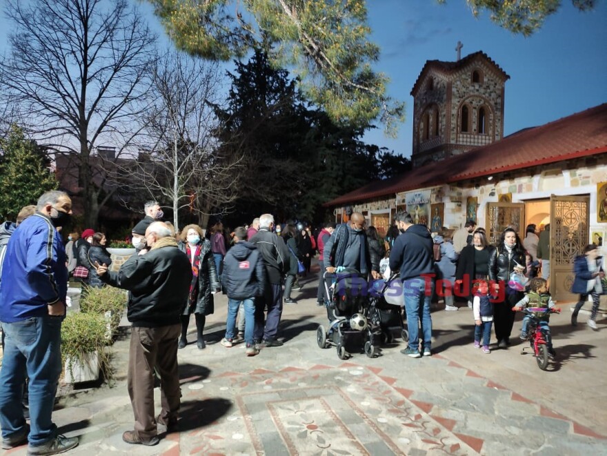 Θεσσαλονίκη: Εικόνες συνωστισμού έξω από εκκλησία λόγω... των Γ' Χαιρετισμών