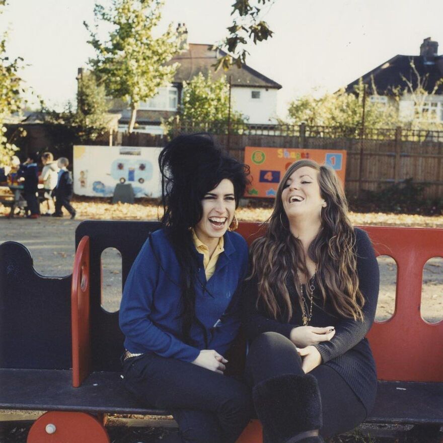 Amy Winehouse: Νέο ντοκιμαντέρ με ακυκλοφόρητο υλικό ετοιμάζει η μητέρα της 