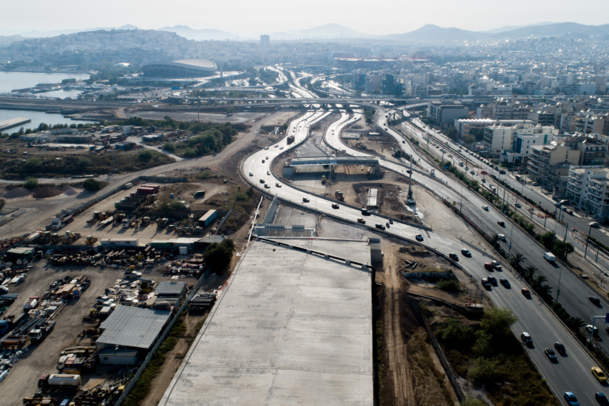 Κίνηση: Μποτιλιάρισμα στο ύψος του Δέλτα Φαλήρου, λόγω έργων -  Πού διακόπτεται η κυκλοφορία