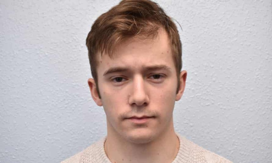 Βρετανία: Η κρυφή ζωή του αστυφύλακα που πόζαρε με ζωγραφιστό «μουστάκι Χίτλερ» και εκπαιδευόταν με νεοναζί