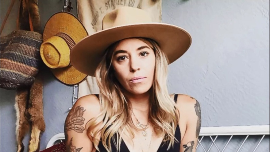 Η Λόρα Τζασόρκα κάνει αναρρίχηση σε βράχους γυμνή: «Δεν είναι πορνό, είναι τέχνη»