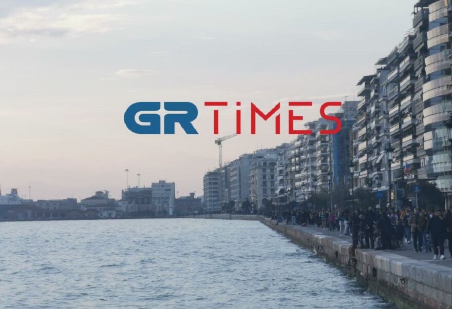 Θεσσαλονίκη: Κοσμοσυρροή στην παραλία παρά την αύξηση των κρουσμάτων