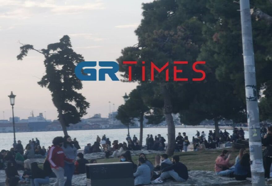 Θεσσαλονίκη: Κοσμοσυρροή στην παραλία παρά την αύξηση των κρουσμάτων