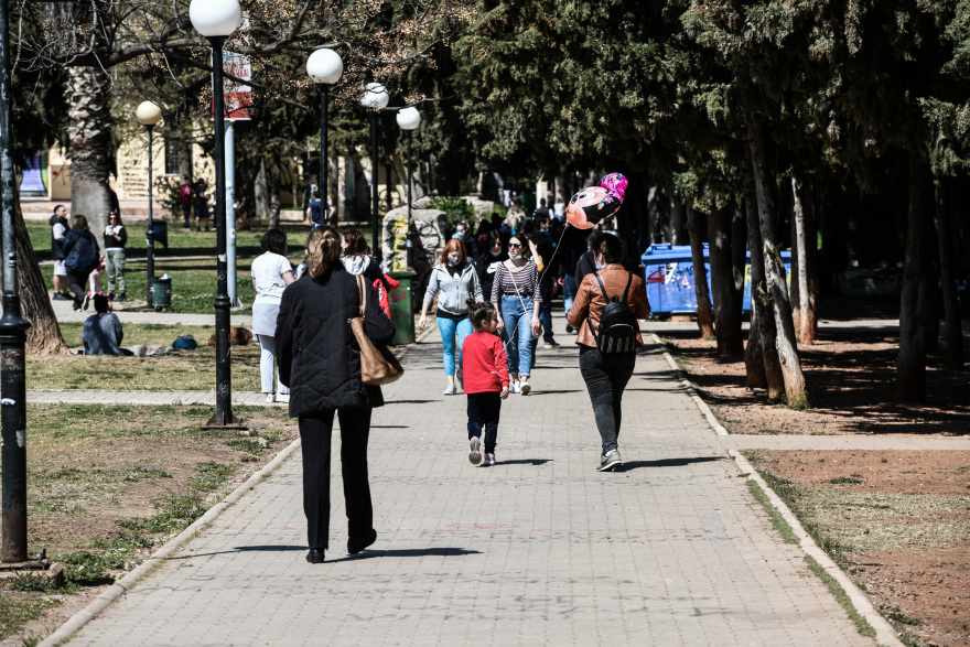Φωτογραφίες: Σε παραλίες και πάρκα «ξεχύθηκαν» για μια... ανάσα οι πολίτες