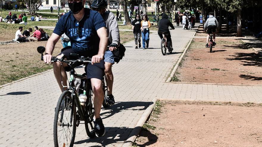 Φωτογραφίες: Σε παραλίες και πάρκα «ξεχύθηκαν» για μια... ανάσα οι πολίτες