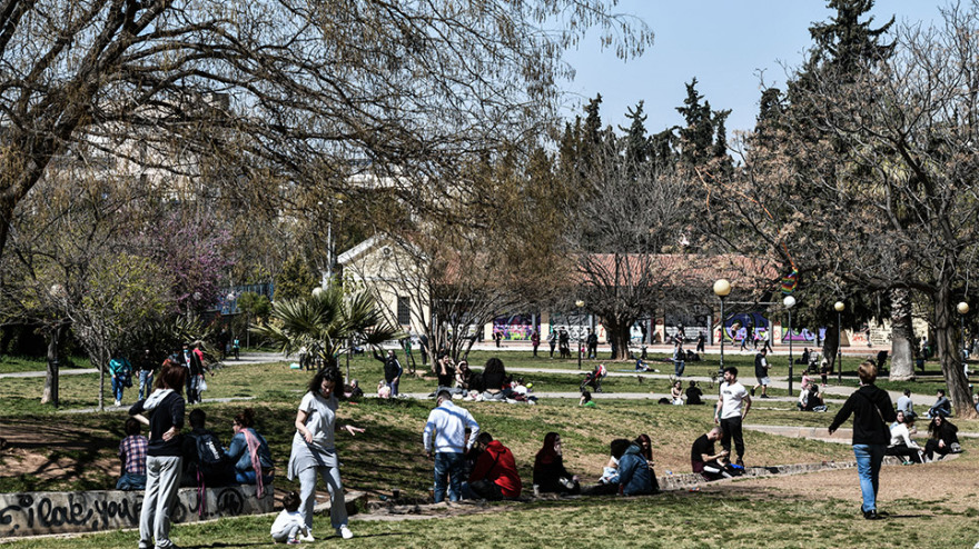 Φωτογραφίες: Σε παραλίες και πάρκα «ξεχύθηκαν» για μια... ανάσα οι πολίτες