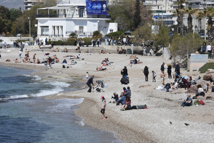 Φωτογραφίες: Σε παραλίες και πάρκα «ξεχύθηκαν» για μια... ανάσα οι πολίτες