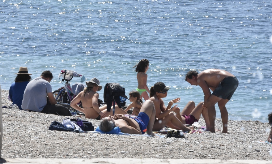 Φωτογραφίες: Σε παραλίες και πάρκα «ξεχύθηκαν» για μια... ανάσα οι πολίτες