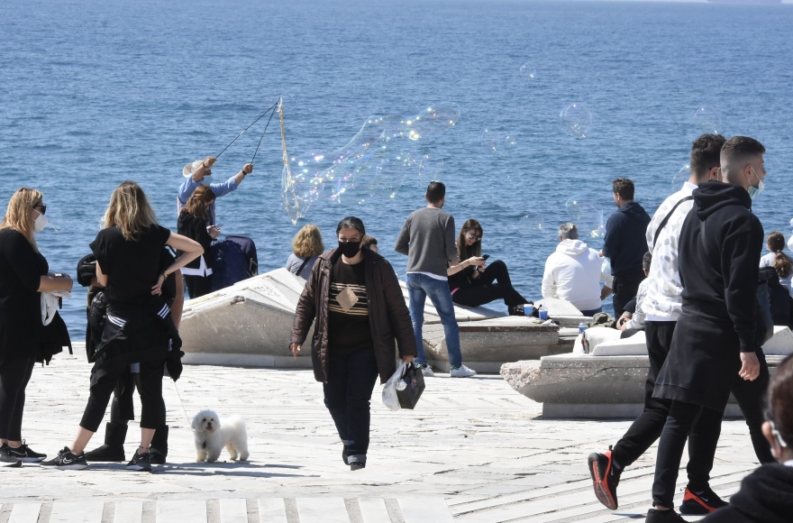 Φωτογραφίες: Σε παραλίες και πάρκα «ξεχύθηκαν» για μια... ανάσα οι πολίτες