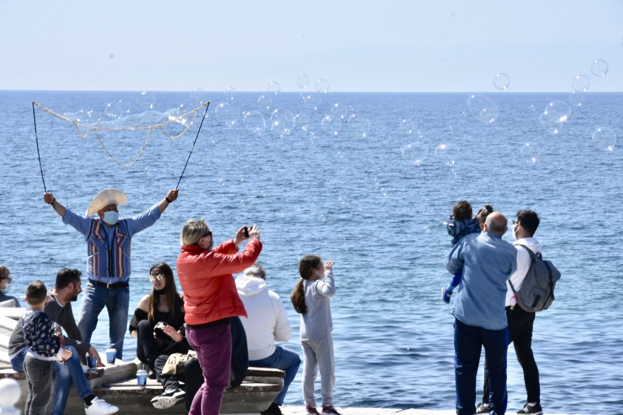 Φωτογραφίες: Σε παραλίες και πάρκα «ξεχύθηκαν» για μια... ανάσα οι πολίτες