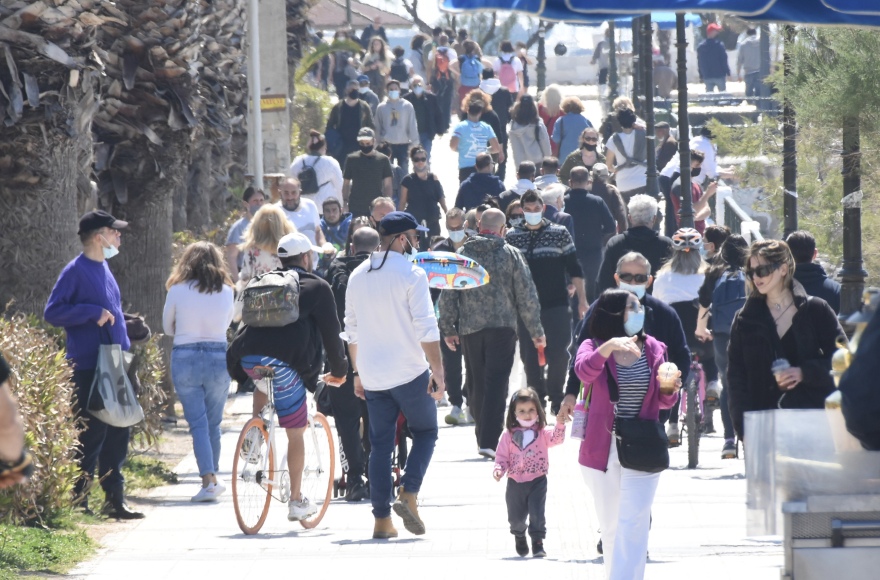 Φωτογραφίες: Σε παραλίες και πάρκα «ξεχύθηκαν» για μια... ανάσα οι πολίτες