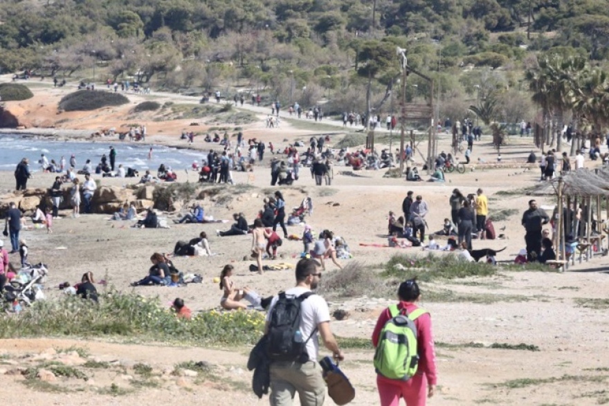 Φωτογραφίες: Σε παραλίες και πάρκα «ξεχύθηκαν» για μια... ανάσα οι πολίτες
