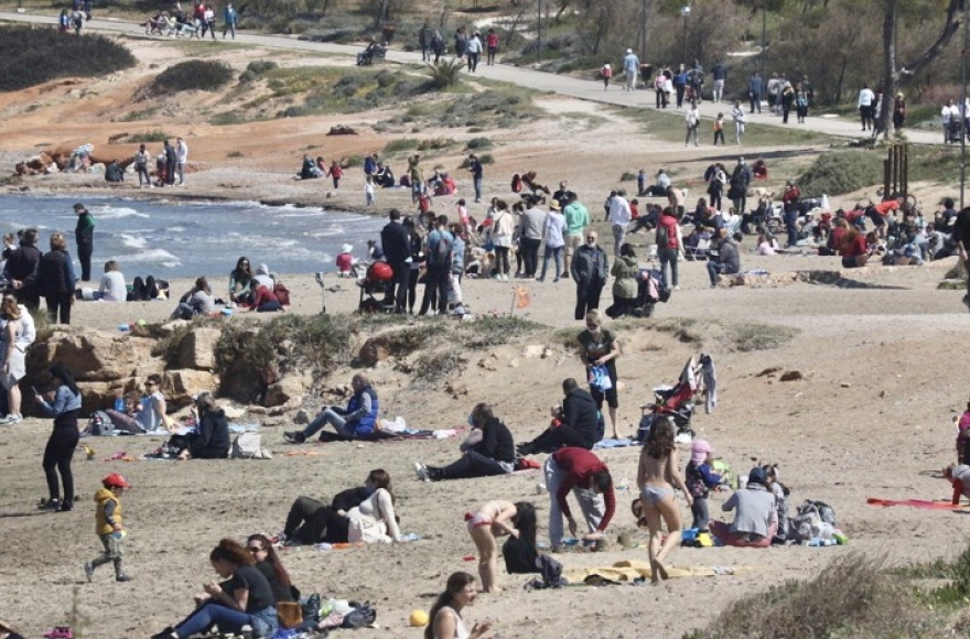 Φωτογραφίες: Σε παραλίες και πάρκα «ξεχύθηκαν» για μια... ανάσα οι πολίτες