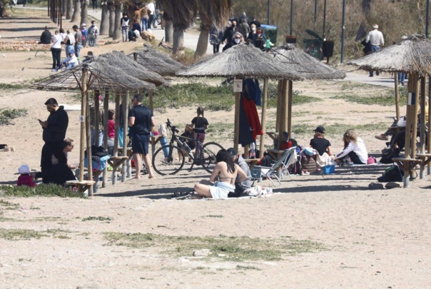 Φωτογραφίες: Σε παραλίες και πάρκα «ξεχύθηκαν» για μια... ανάσα οι πολίτες