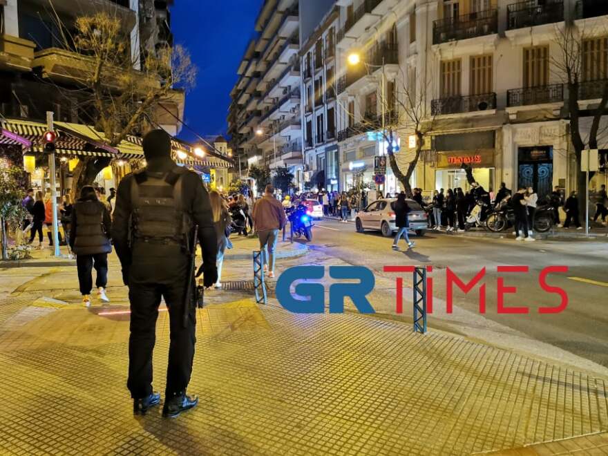 Θεσσαλονίκη: Πάνω από 100 άτομα έπιναν κοκτέιλ – Επέμβαση της αστυνομίας