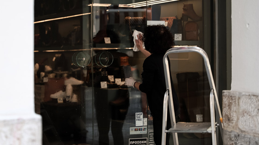 Με εκπτώσεις έως 70% ανοίγει το λιανεμπόριο - Αντιδράσεις σε Θεσσαλονίκη, Αχαϊα και Κοζάνη 