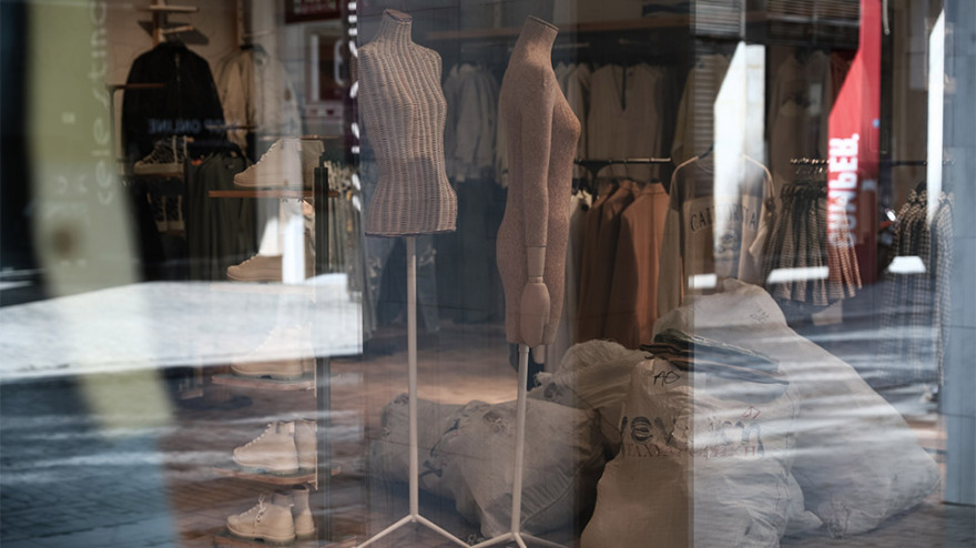 Με εκπτώσεις έως 70% ανοίγει το λιανεμπόριο - Αντιδράσεις σε Θεσσαλονίκη, Αχαϊα και Κοζάνη 