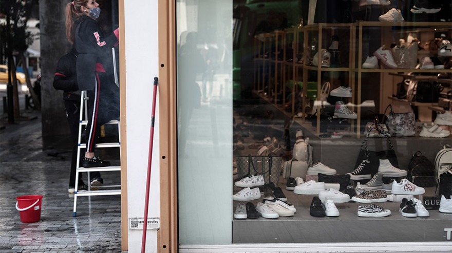 Με εκπτώσεις έως 70% ανοίγει το λιανεμπόριο - Αντιδράσεις σε Θεσσαλονίκη, Αχαϊα και Κοζάνη 