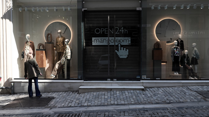 Με εκπτώσεις έως 70% ανοίγει το λιανεμπόριο - Αντιδράσεις σε Θεσσαλονίκη, Αχαϊα και Κοζάνη 