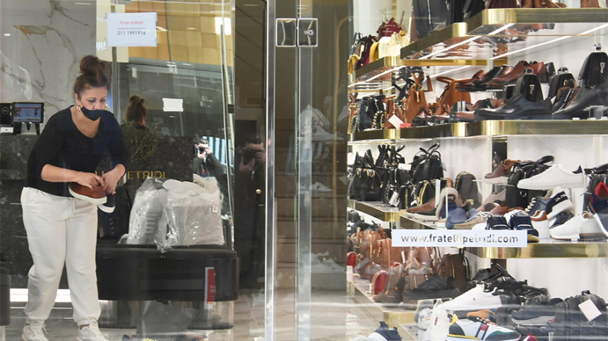 Με εκπτώσεις έως 70% ανοίγει το λιανεμπόριο - Αντιδράσεις σε Θεσσαλονίκη, Αχαϊα και Κοζάνη 