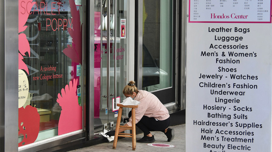 Με εκπτώσεις έως 70% ανοίγει το λιανεμπόριο - Αντιδράσεις σε Θεσσαλονίκη, Αχαϊα και Κοζάνη 