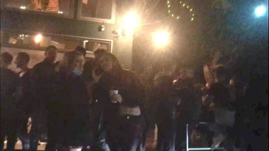 Κοσμοπλημμύρα στις πλατείες έφεραν ο καλός καιρός και η χαλάρωση - Φωτό και βίντεο