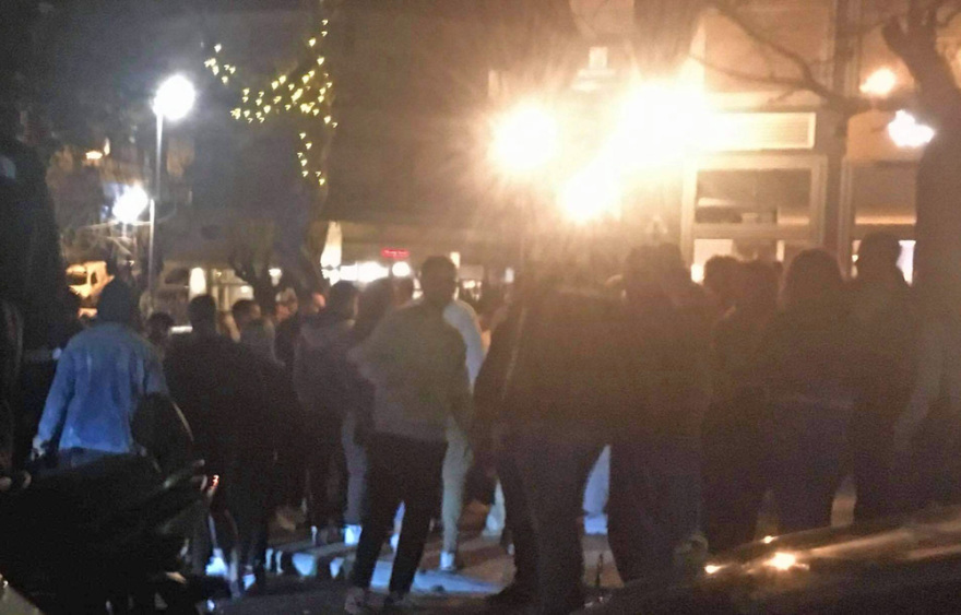 Κοσμοπλημμύρα στις πλατείες έφεραν ο καλός καιρός και η χαλάρωση - Φωτό και βίντεο