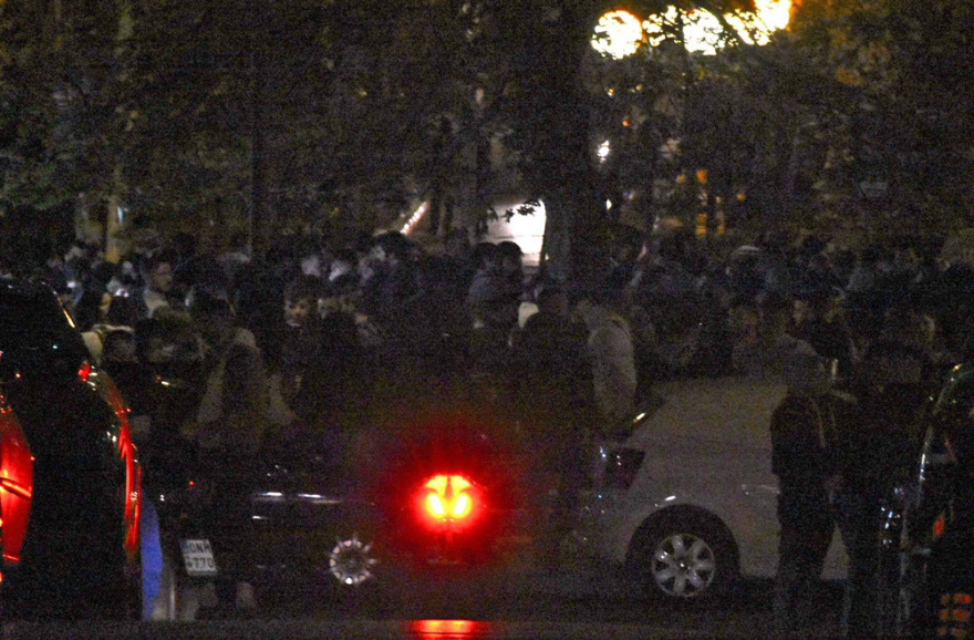 Κοσμοπλημμύρα στις πλατείες έφεραν ο καλός καιρός και η χαλάρωση - Φωτό και βίντεο