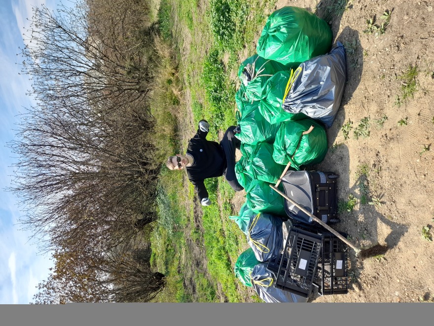 «The Cleaningans»: Οι νεαροί... χούλιγκανς της καθαριότητας «χτυπούν» όπου υπάρχουν σκουπίδια