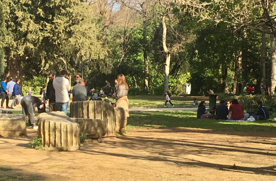 Φωτογραφίες: Σε παραλίες και πάρκα «ξεχύθηκαν» για μια... ανάσα οι πολίτες