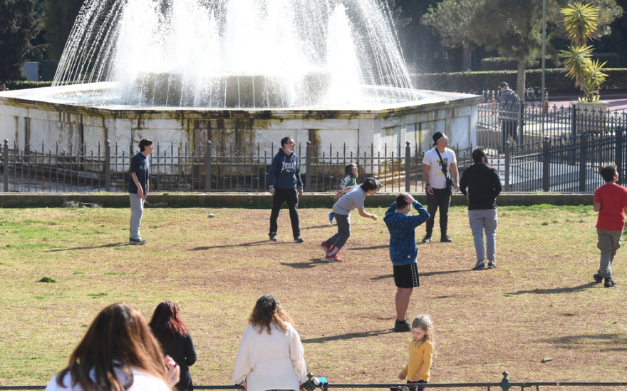 Φωτογραφίες: Σε παραλίες και πάρκα «ξεχύθηκαν» για μια... ανάσα οι πολίτες