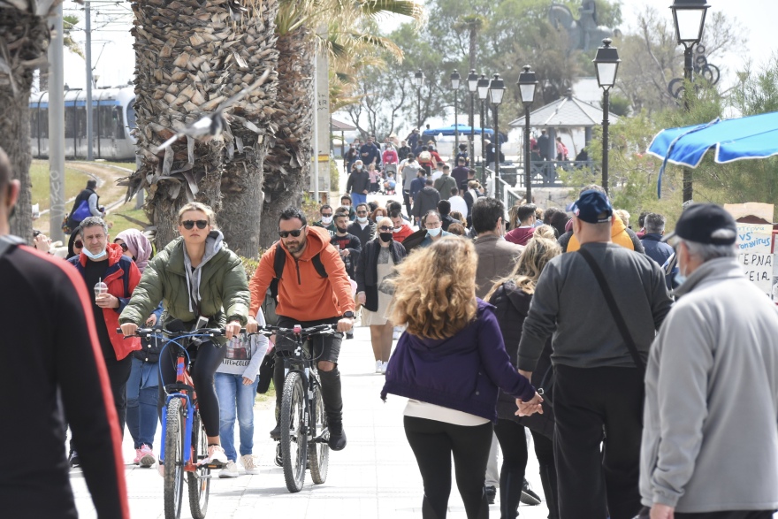 Το... έριξαν έξω και σήμερα οι Αθηναίοι - Βόλτες στις παραλίες και τα πάρκα 