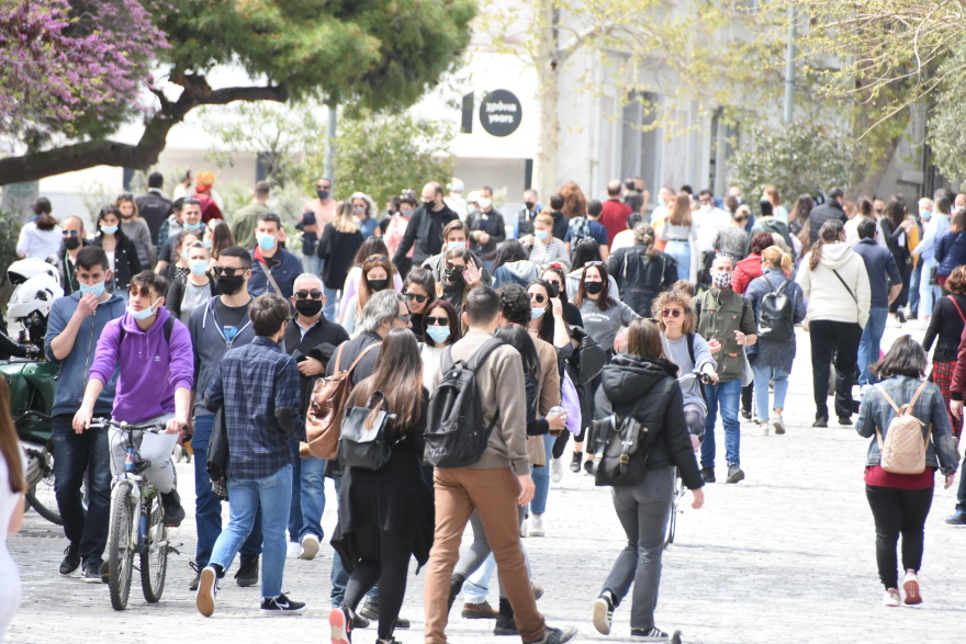 Το... έριξαν έξω και σήμερα οι Αθηναίοι - Βόλτες στις παραλίες και τα πάρκα 
