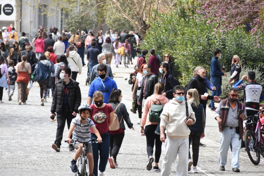 Το... έριξαν έξω και σήμερα οι Αθηναίοι - Βόλτες στις παραλίες και τα πάρκα 