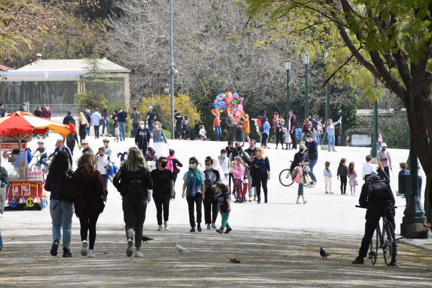 Το... έριξαν έξω και σήμερα οι Αθηναίοι - Βόλτες στις παραλίες και τα πάρκα 
