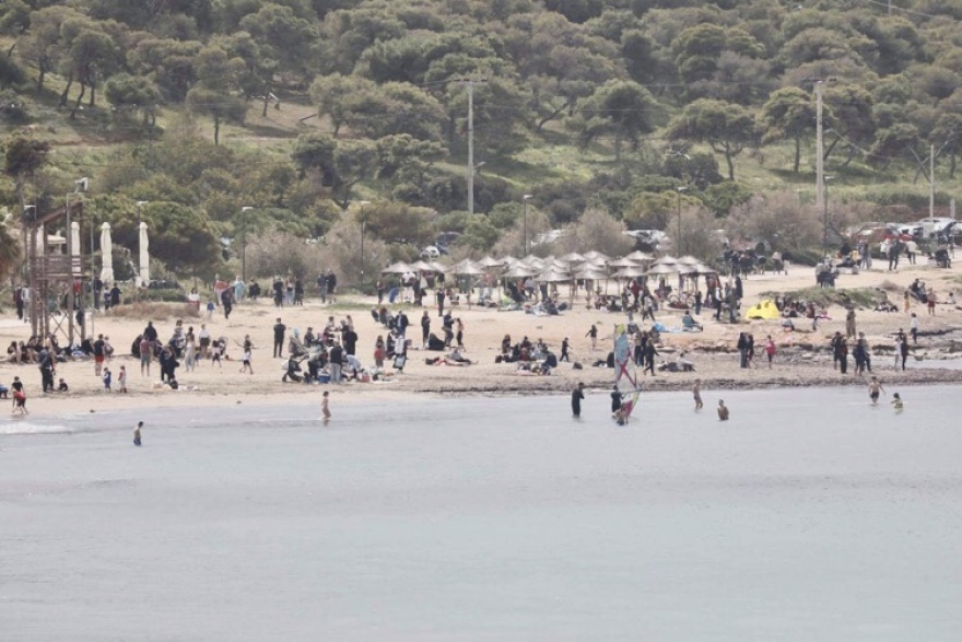 Το... έριξαν έξω και σήμερα οι Αθηναίοι - Βόλτες στις παραλίες και τα πάρκα 