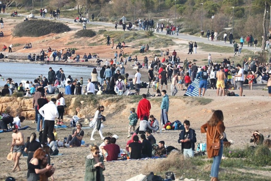 Το... έριξαν έξω και σήμερα οι Αθηναίοι - Βόλτες στις παραλίες και τα πάρκα 