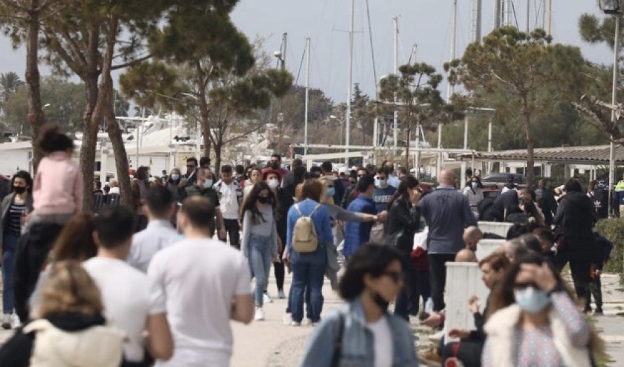 Το... έριξαν έξω και σήμερα οι Αθηναίοι - Βόλτες στις παραλίες και τα πάρκα 
