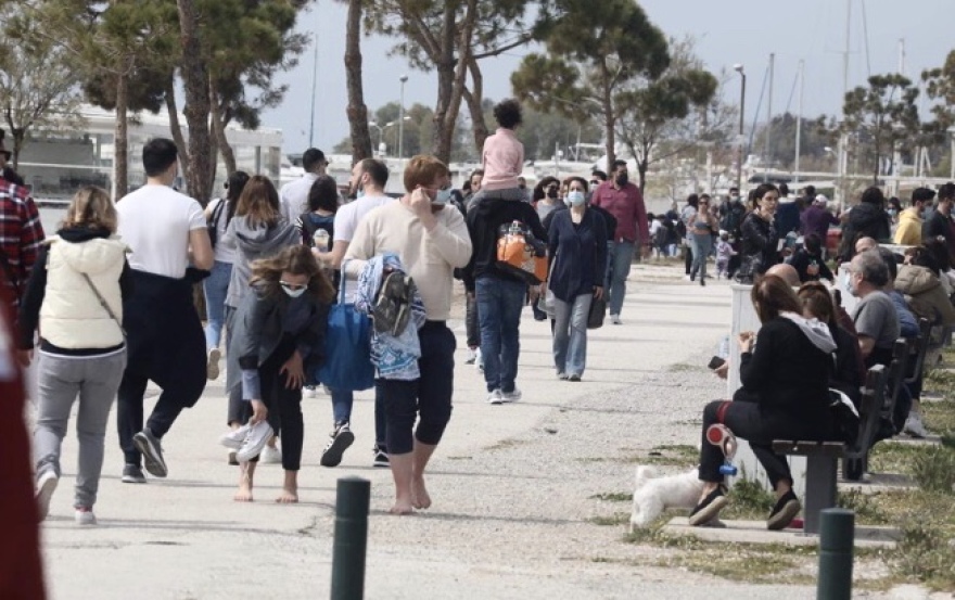Το... έριξαν έξω και σήμερα οι Αθηναίοι - Βόλτες στις παραλίες και τα πάρκα 