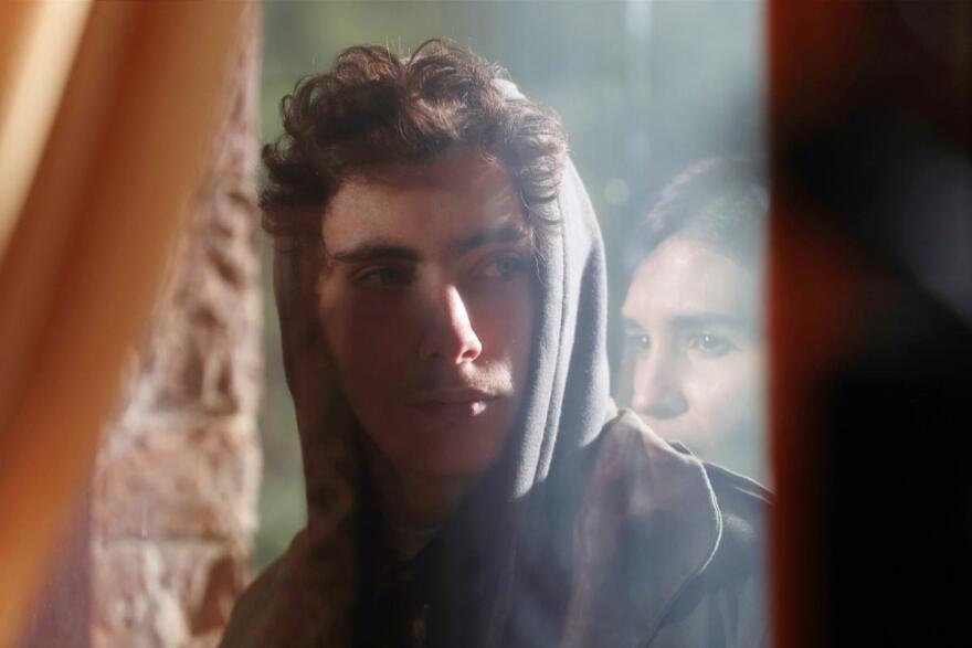 Σιωπηλός Δρόμος - Mega: Απόψε η πρεμιέρα - Βίντεο & φωτογραφίες από το πρώτο επεισόδιο