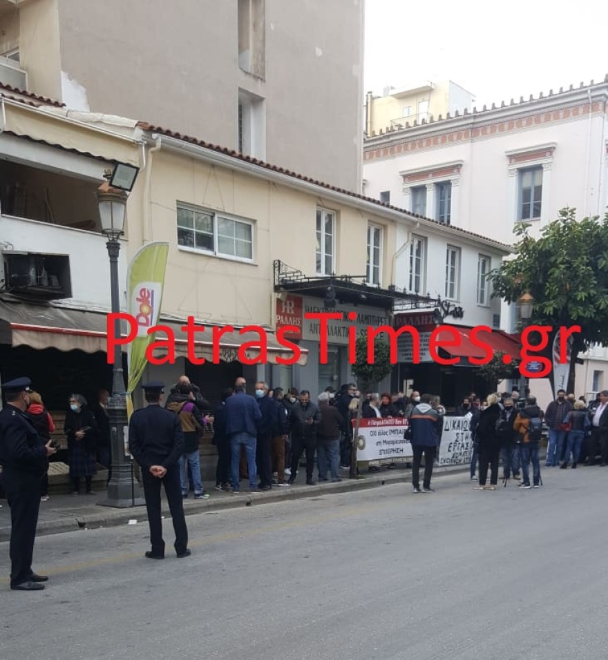 Πάτρα: «Θερμή» υποδοχή στον Πέτσα από τους εμπόρους - Ετοιμάζονται να ανεβάσουν ρολά με «κηδειόχαρτα» στα μαγαζιά τους