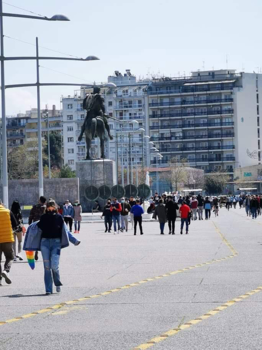 Θεσσαλονίκη: Βγήκαν και σήμερα οι πολίτες να απολαύσουν τον ήλιο - Χαμός από κόσμο στην παραλία 