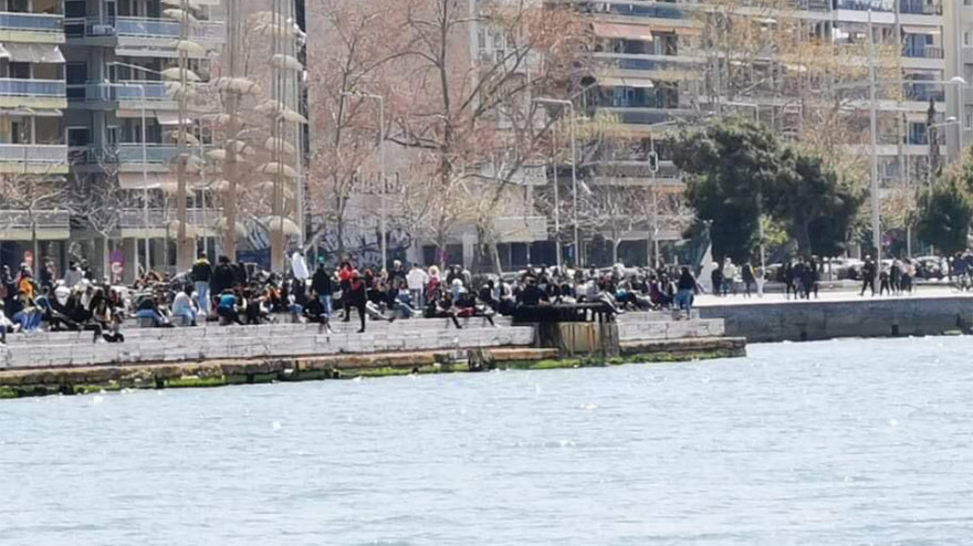 Θεσσαλονίκη: Βγήκαν και σήμερα οι πολίτες να απολαύσουν τον ήλιο - Χαμός από κόσμο στην παραλία 